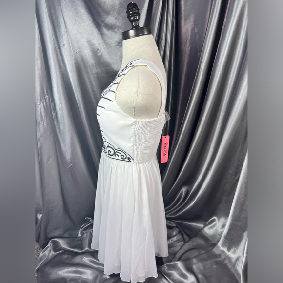 Chi Chi London Embroidered Mini Dress Women’s 6 White Chiffon Black Beaded NEW - Picture 8 of 11